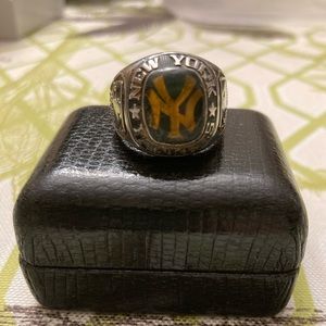 YANKEES Mens Ring. Size 11
